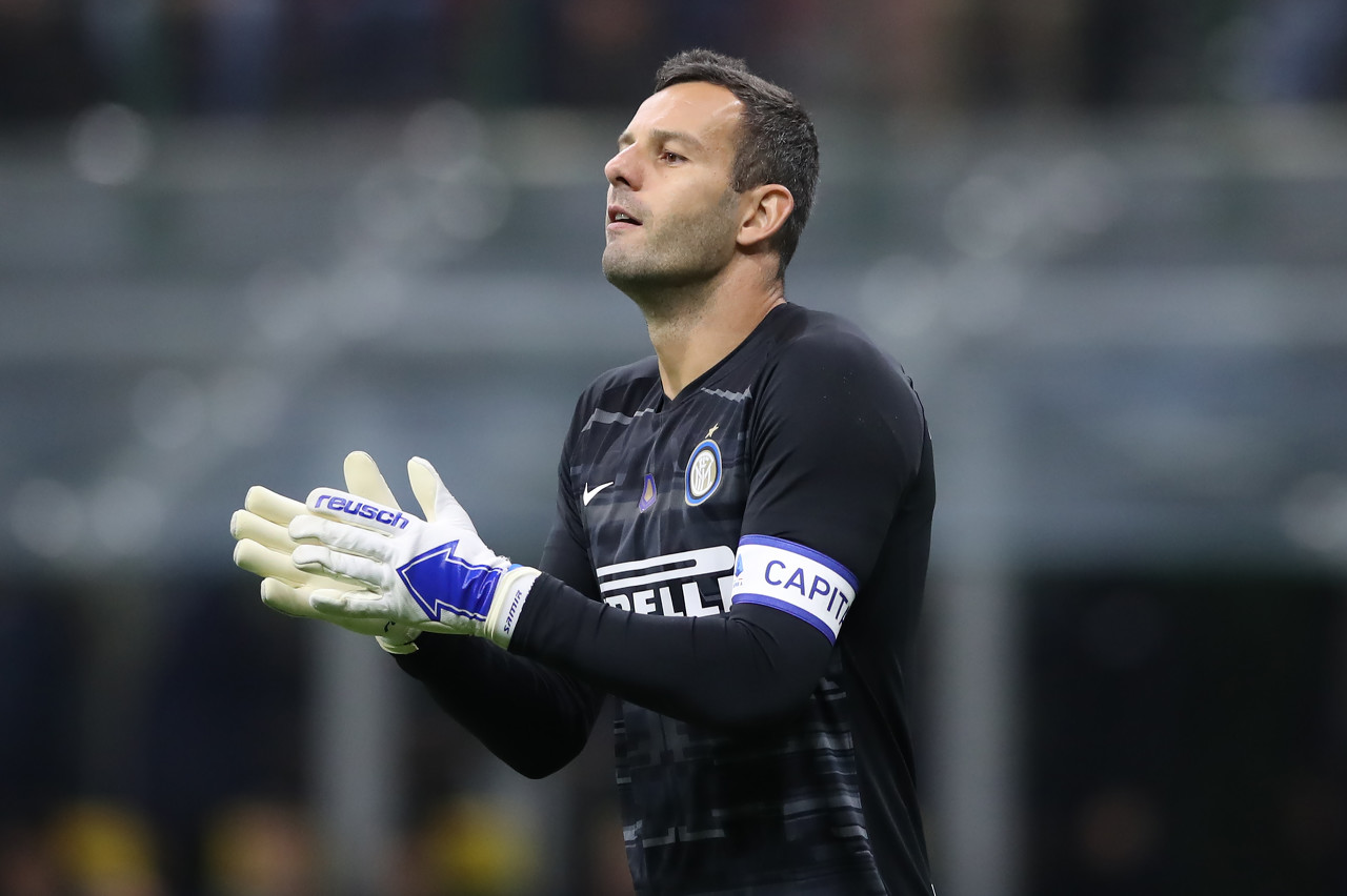 德天空：法兰克福和阿贾克斯谈17岁小将斯图尔的转会，想明夏引进（德天空：法兰克福与阿贾克斯磋商17岁小将斯图尔转会，目标明夏签下）