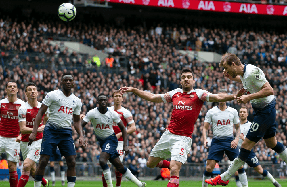 差点装大了！赞比亚锋霸绝平马里后空翻庆祝，颈部着地吓出冷汗（惊险一幕！赞比亚前锋绝平马里后空翻失误，颈部着地险些受伤）