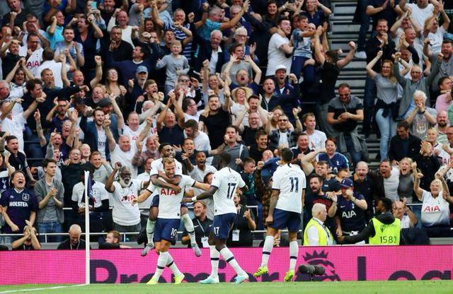 德天空：曼联已向莱比锡明确表示，他们仍在对谢什科的竞争中