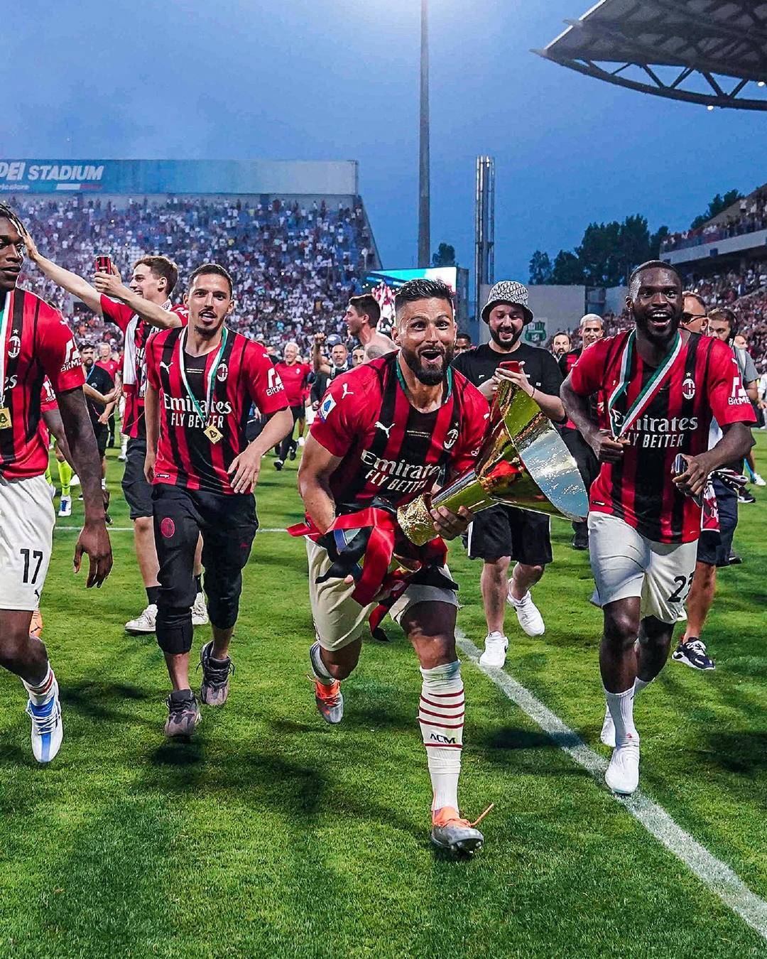 足球欧洲杯训练场出现意外，球员脚踝受伤