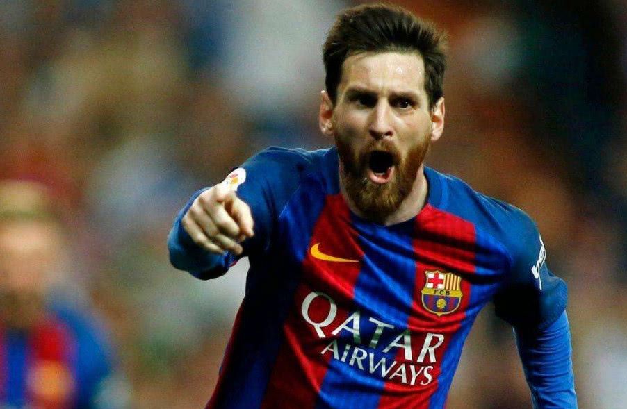 达成生涯400助里程碑，梅西赛后把球衣送给了看台上的父母