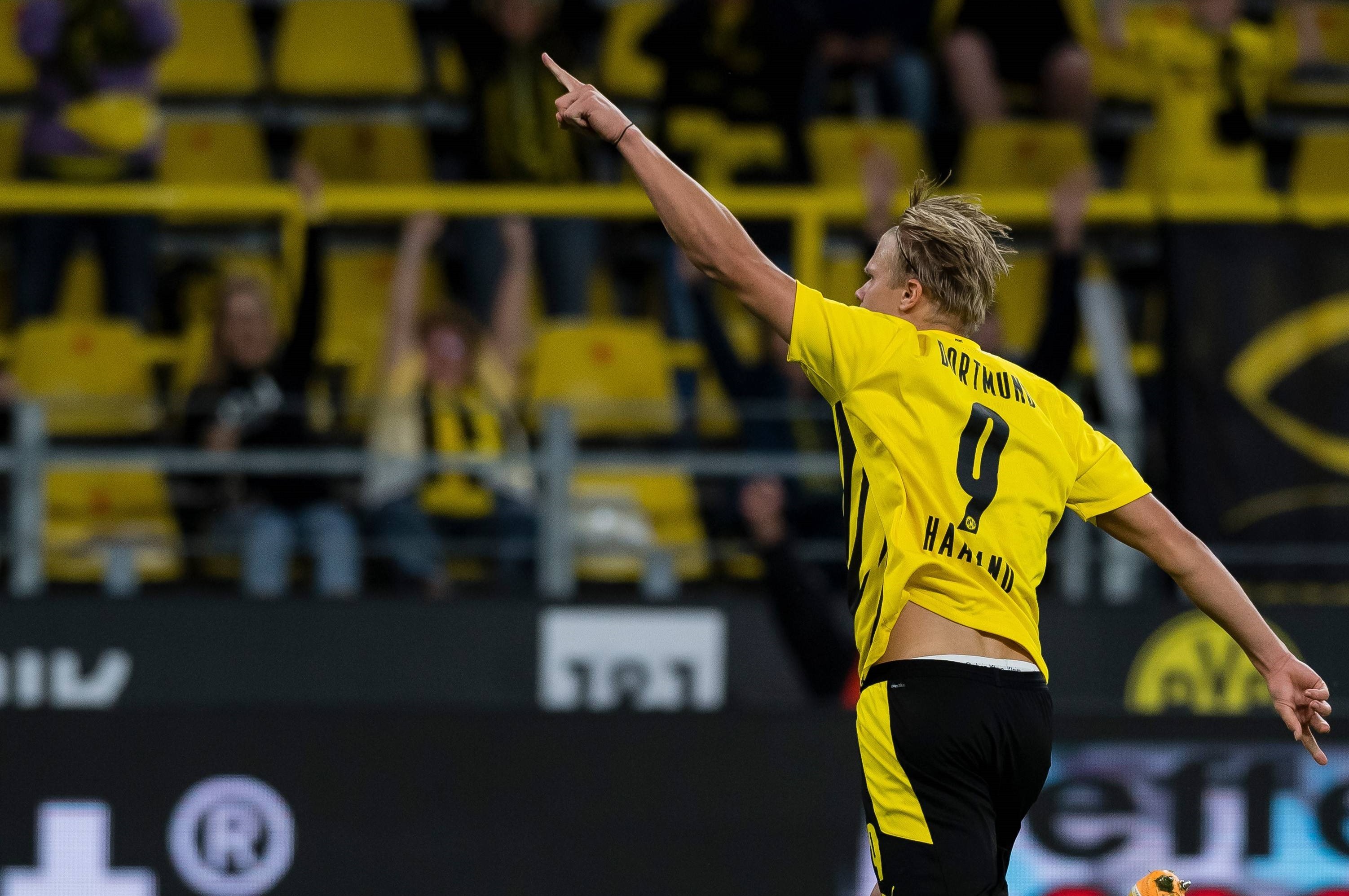 战曼联梅开二度，官方：摩根-罗杰斯当选英超第17轮最佳球员（对阵曼联独中两元，官方宣布：摩根-罗杰斯当选英超第17轮最佳球员）