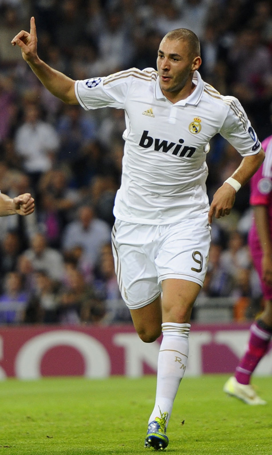 拿来吧你！柏林赫塔球员一把抢过对手教练给球员的战术小纸条