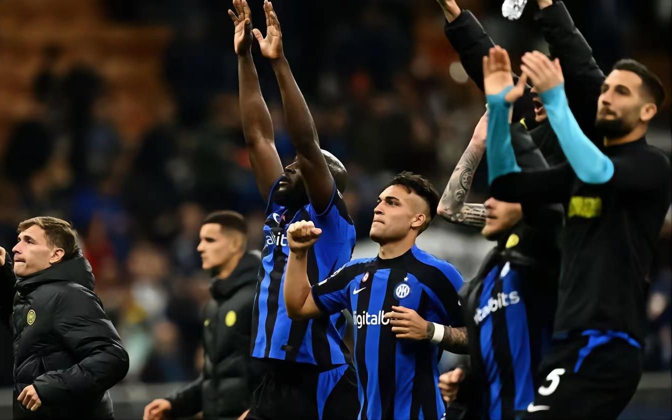 多特蒙德球迷挂横幅，反对海外比赛并攻击西甲高层